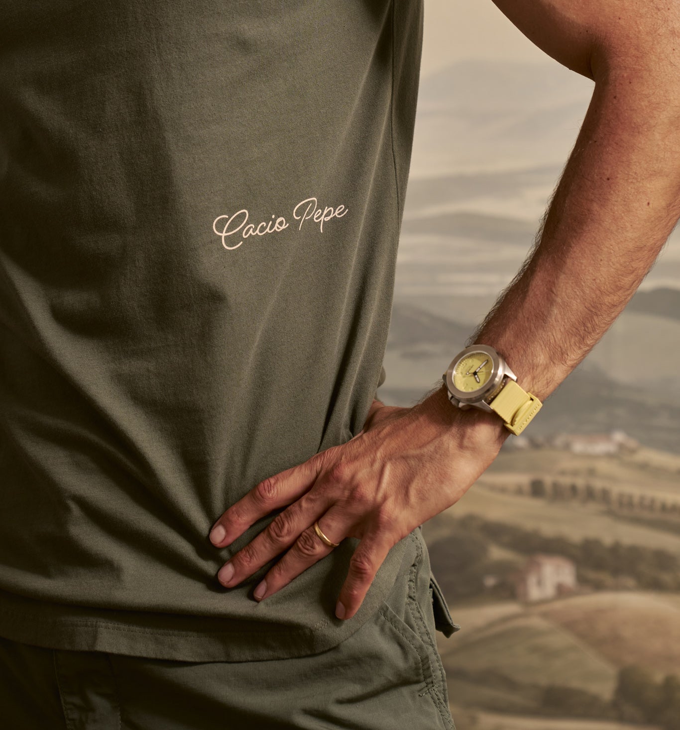 Organic Cotton Monogram Camisa Crew Olivo